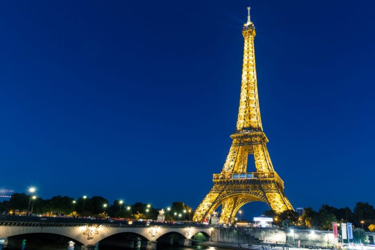 Travel to Paris Eiffel tower